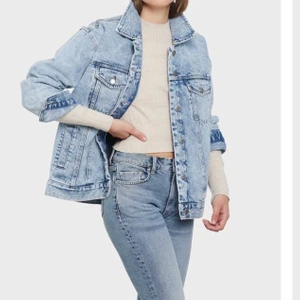 Jeansjacka - Säljer denna oversized jeansjackan i storlek S. Säljer jackan för den kommer inte till användning.