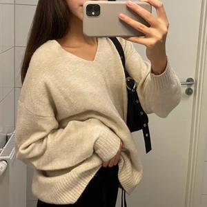 Skitsnygg stickad tröja - Säljer nu min skitsnygga stickade tröja i färgen beigh då jag inte gillar den färgen, så varför inte låta någon annan ha bättre nytta av tröjan💗💗