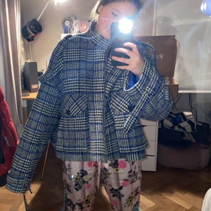 Skit snygg höstjackan till salu  - Helt ny svin snygg höst jacka från Palones som är helt slutsåld. Säljer pågrund av att den är förstor för mig i armarna. Välkomna att buda om pris 