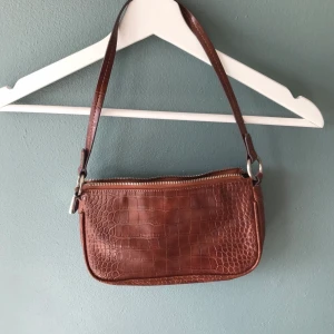 Handväska, brun, Mango  - Använd några gånger, i ett normalt skick.