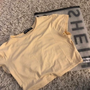 Gul Magtröja från Shein🤩 - Världens skönaste material och endast använd 2 gånger hemma! 💓 