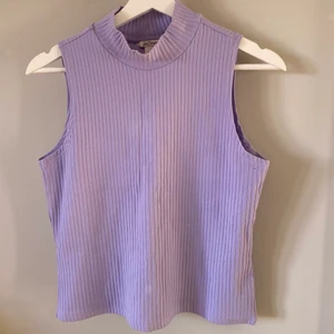 lila linne  - snyggt och skönt linne från monki. använd en gång! 