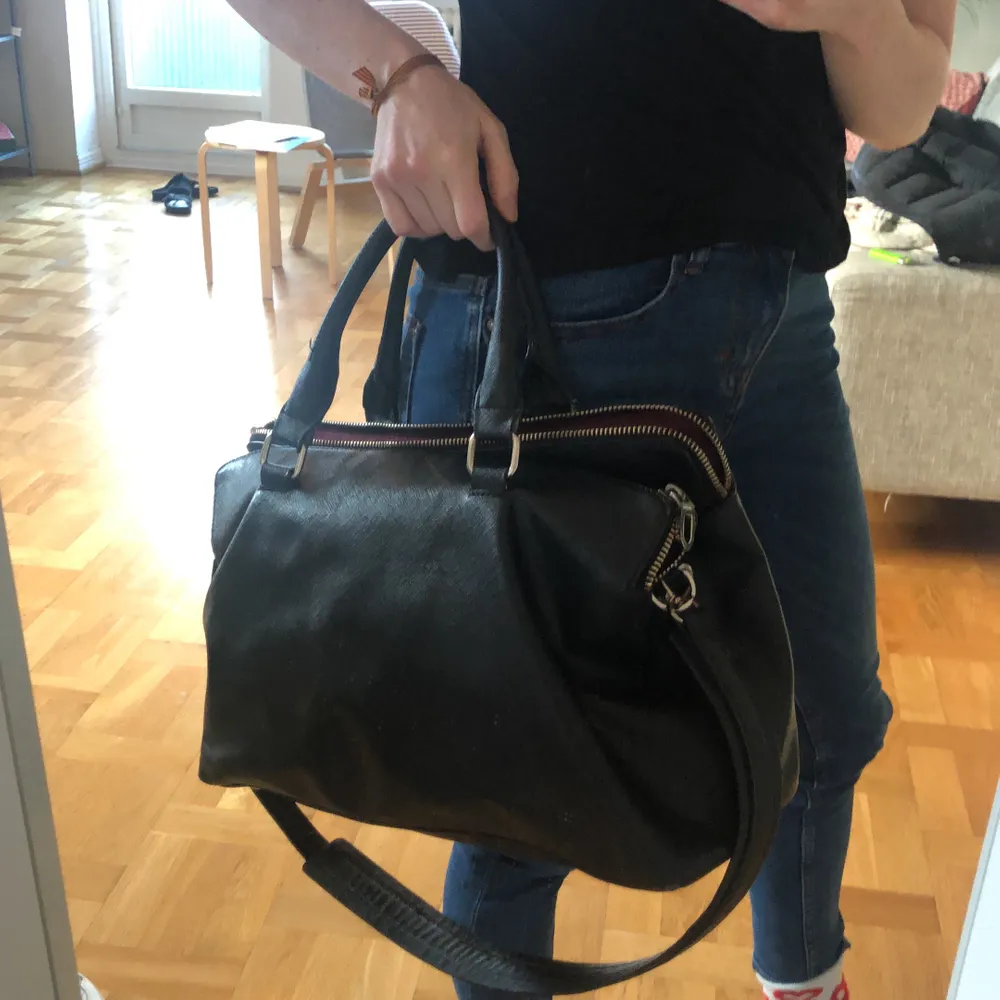 black leather bag from zara. Perfect to go to the office. 40x20x30cm almost in perfect condition, it has worn a little bit on the bottom part, I can send you pictures if interested.. Väskor.