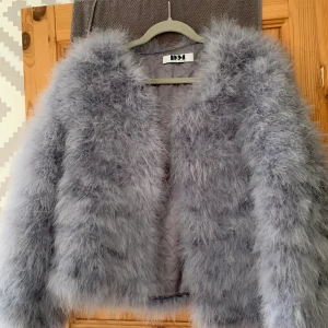 En pälsväst från dm retro, storlek L  - En pälsväst från dm retro, tyvärr vet ej om den är äkta eller inte. Normal stor i storleken. Den är köpt för 1500kr 