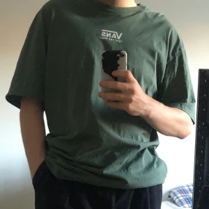 grön vans t-shirt i xl 🥰 - såååå vacker grön t-shirt från vans! den är i xl och sitter väldigt oversized, men riktigt snyggt 🪴kan såklart skickas om köparen står för frakt🪴