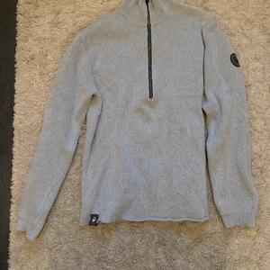 Sail racing halfzip storlek large - Grå Sail racing halfzip i storlek large i bra skick. Nypris 1100kr. Säljer för 150kr.