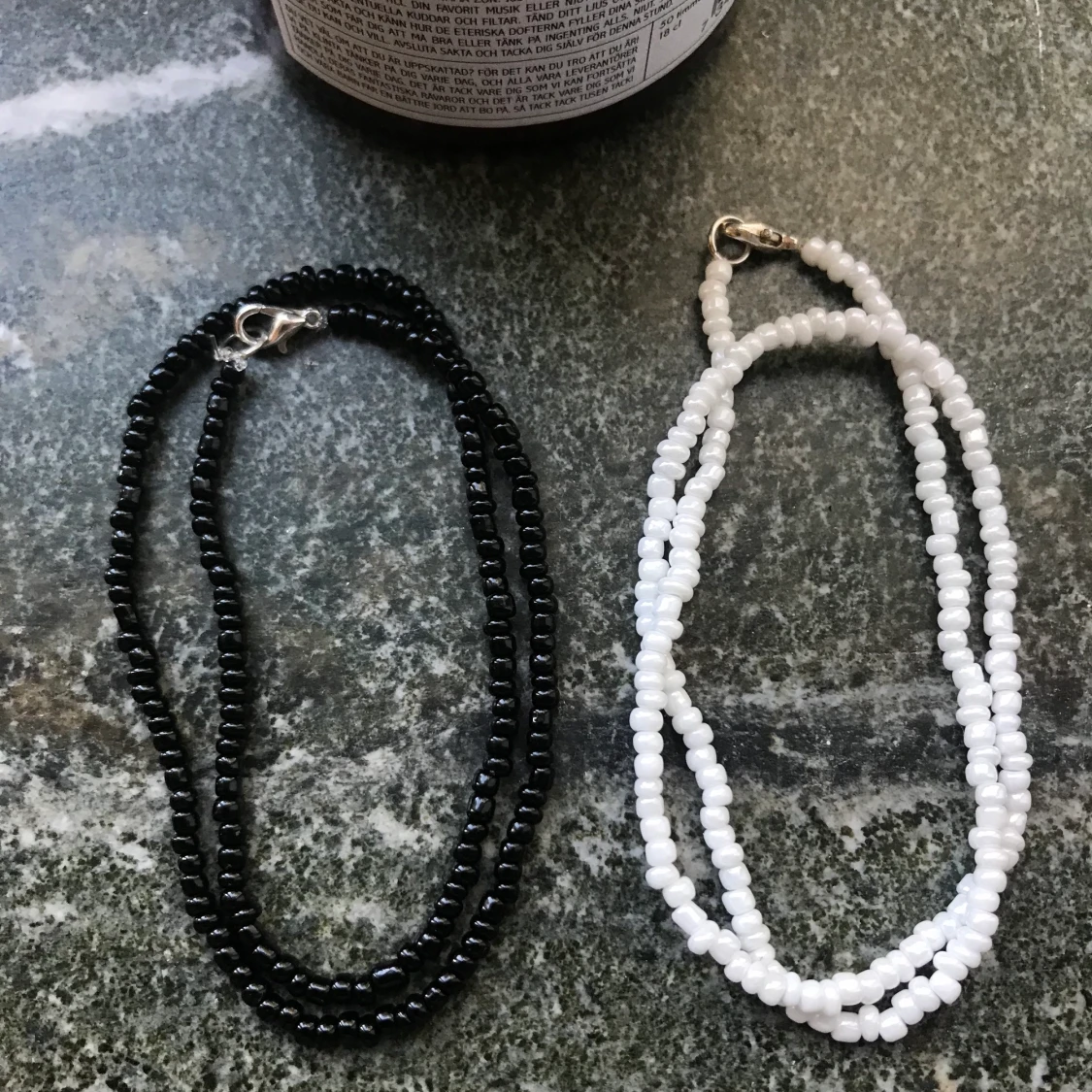 Svart o vitt halsband
