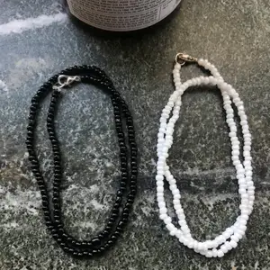 Halsband i svart o vitt, kan även göra mönstrade eller som armband el ring. 40kr/st + 12kr frakt🖤