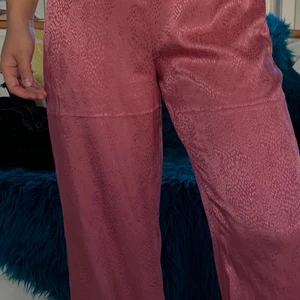 Superfina byxor från NA-KD - Sköna och coola byxor från NA-KD, aldrig använda 💖 Frakten ingår i priset!