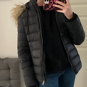 Tommy Hilfiger jacka - Säljer en skit snygg dun jacka med avtagbar pälskrage ✨✨✨✨ 