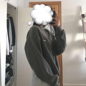 Grå sweatshirt  - Oversized sweatshirt i storlek XS men sitter som en S från pretty little thing. Använd ca 1-2 gånger, frakt betalas av köpare✨