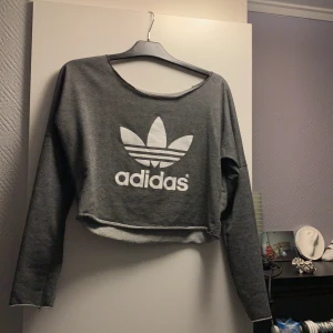 Adidas tröja  - En grå Addis långärmad, den är tunn och magtröja. 