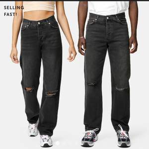 Populära svart/gråa jeans från Junkyard! Aldrig använda med prislapp kvar (super bra pris😜). Köptes för 499 och säljer för 310+ frakt. Size 28 vilket motsvarar storlek S✨✨