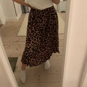 Super snygg leopard kjol, köpt på nakd förra sommaren. Knapp använd så i väldigt bra skick. Dock har den en missfärgning som syns på sista bilden, den är väldigt lätt att dölja när man har på dig den