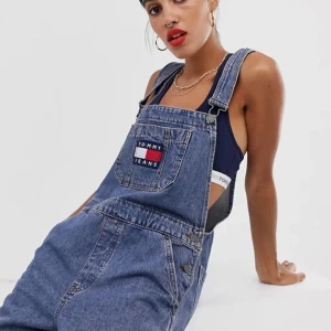 Tommy Jeans Hängselbyxor strl XS/S - Nu säljer jag mina älskade hängselbyxor :( Har inte plats i garderoben, helt enkelt. Skitsnygga på (min bild är kass) och superfint skick! Storlek XS men de är mer S enligt mig. Pris i butik: 1400 kr (dock slutsålda överallt). Mitt pris: 600 kr