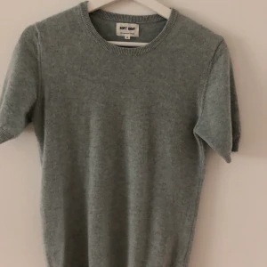 Soft Goat Kortärmad Tröja - Säljer ”Women’s short sleeve O” den är i färgen ”Pearl Green”. Nypris 1200kr 