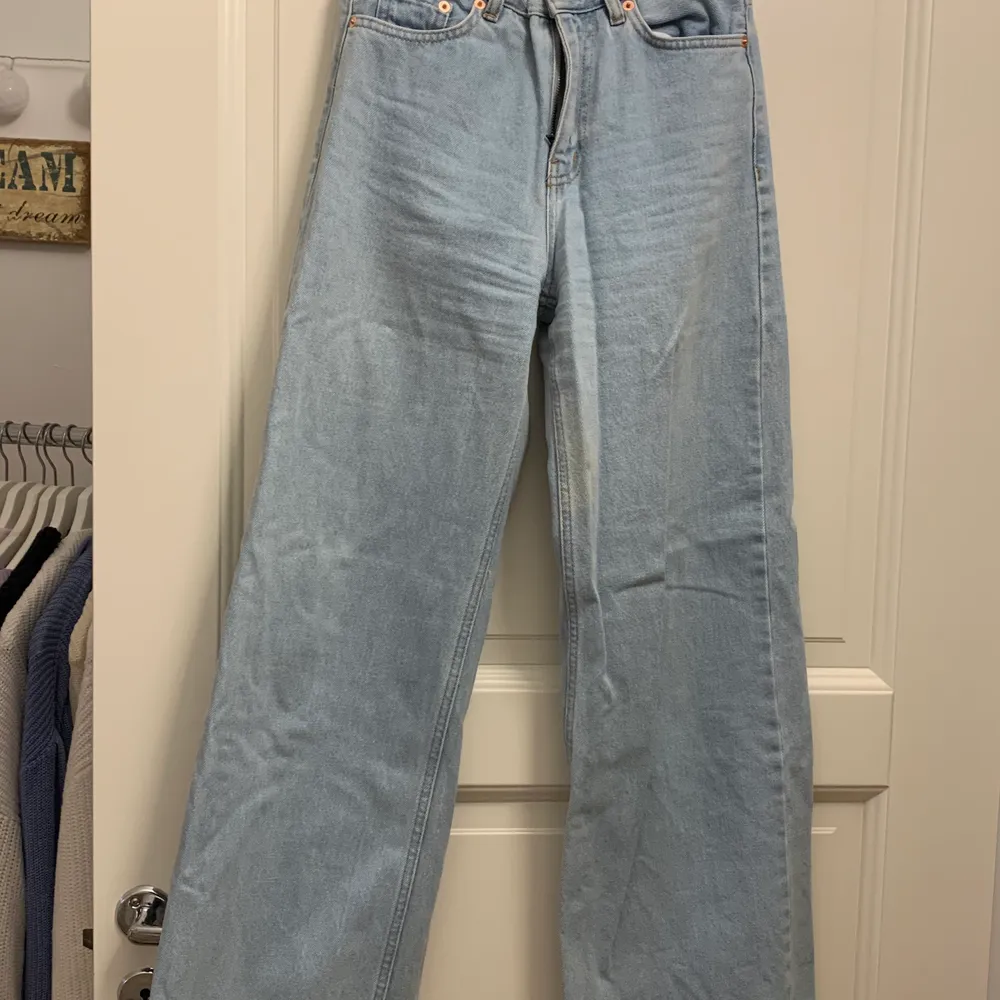 säljer dessa superfina wide leg jeans från Junkyard pga att de ej kommer till användning. Jeansen är i storlek 25 vilket motsvarar ungefär 34/s enligt mig. De är lite insydda i midjan och även uppsydda längst ned på benen pga att de var för långa, men det går att ta bort. Superfina och populära jeans som knappt är använda. nypris 499 kr💕✨. Jeans & Byxor.