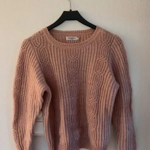 Smutsrosa stickad🌸 - Säljer denna jättesnygga stickade tröjan, perfekt till hösten/vintern! Storleken är M och sitter snyggt oversized på mig som brukar ha XS/S💜