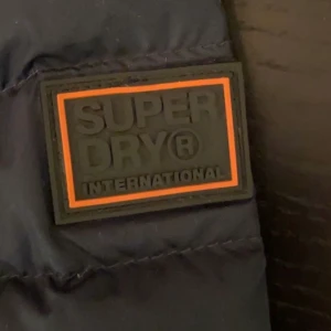 Superdry höst/vårjacka - Säljer denna höst/vår jacka för att använder inte den längre  Köpte den förra året för cirka 2000kr på superdry  Knappt använd så den är i väldigt bra skick   Det är storlek medium på den.  (PRISET GÅR ATT DISKUTERAS) 