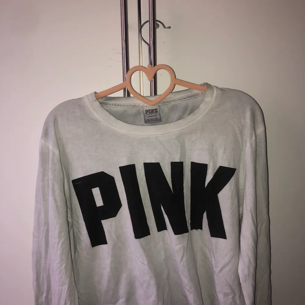 Topp från PINK, perfekt att yoga eller träna i                                                                           (Obs! Plagget stryks innan leverans). T-shirts.