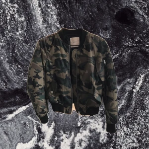 Bomberjacka Pull&Bear - Snygg camo jacka från Pull&Bear i bra skick. Frakt kostar 63kr