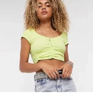 Söt gul topp från topshop - Helt oanvänd med prislapp kvar 😇                Är osäker på fraktkostnad men den är på Max 63kr, kan alternativt mötas upp i Karlstad 💕