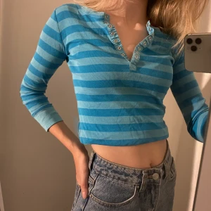 Blå randig tröja - Snygg blårandig tröja med knappar. Barnstorlek men passar mig som har XS 🛍✨