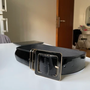 Skärp i vinyl - Brett snyggt skärp i vinyl som jag inte använder. Använd endast fåtal gånger 🌸