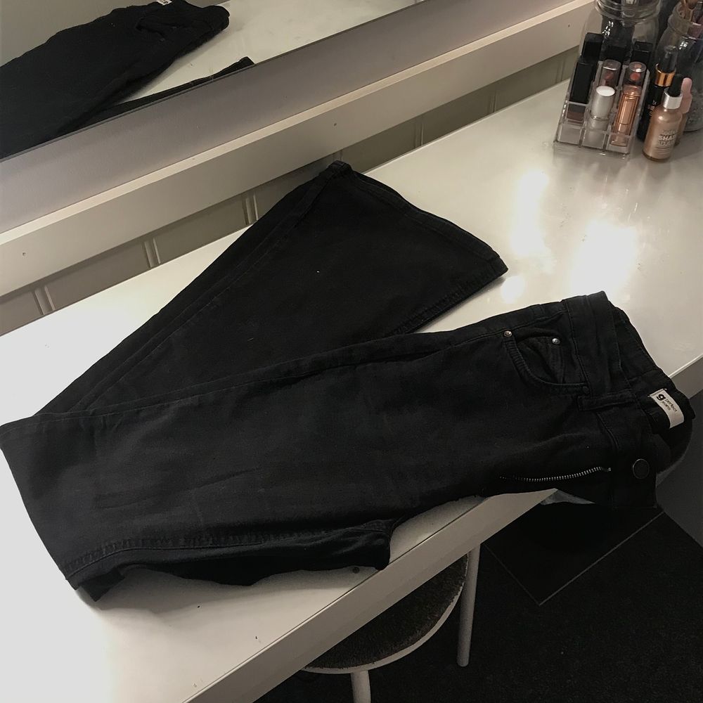 Säljer mina svarta bootcut jeans från Gina Tricot då de är för små för mig. Kan skicka fler bilder på byxorna vid intresse. De är i bra skick. De går ut lite mer än vad der ser ut som på den andra bilden, men de är som sagt för små för mig.. Jeans & Byxor.