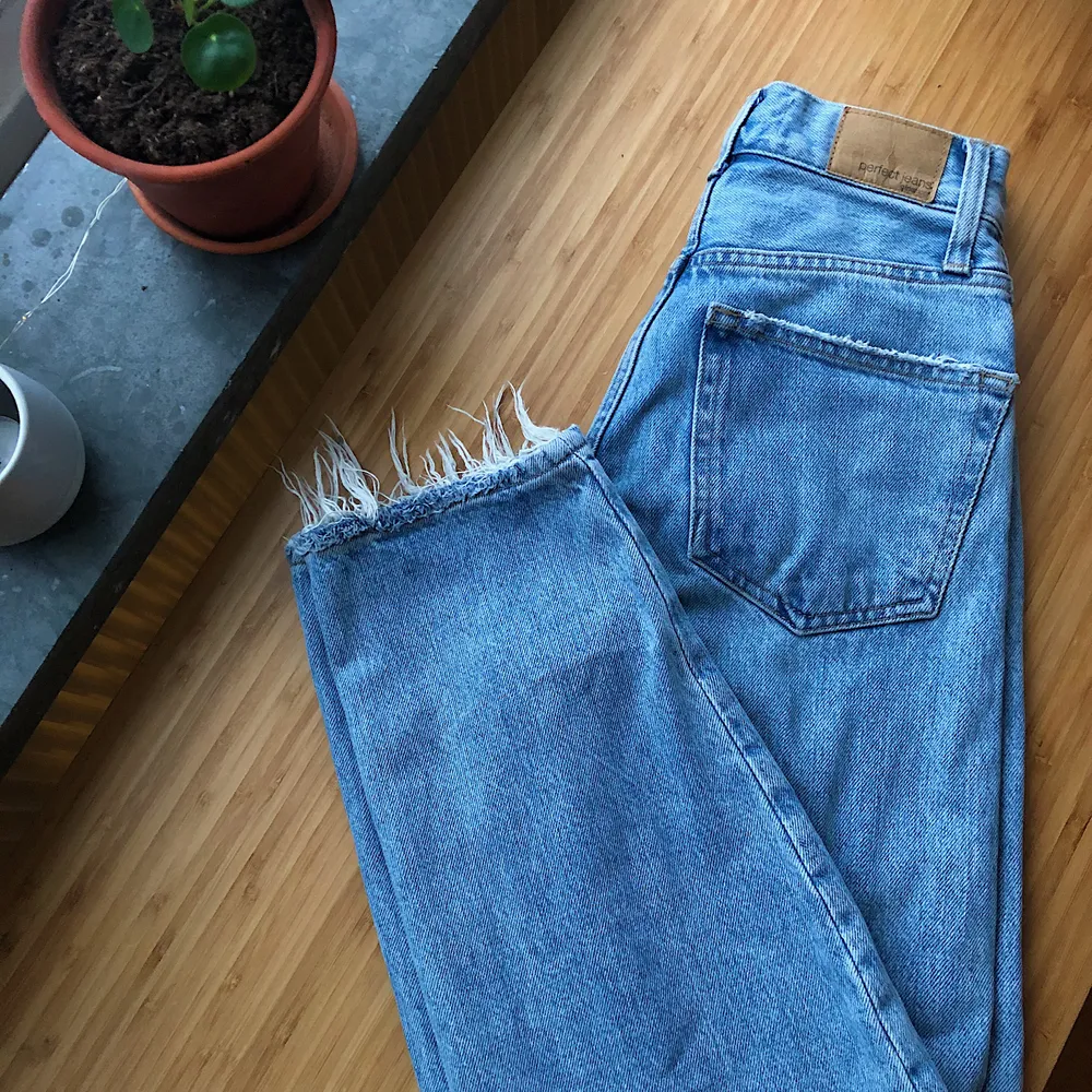 Raka jeans från gina med slitningar i kanten. Säljer pga för små i midjan. Storlek 34 . Jeans & Byxor.