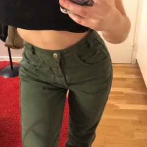 Snyggaste jeansen - Säljer de härligaste gröna momjeansen från Stone💕☺️❤️ Skulle säga att de passar XS-S i midjan. Passar bra på mig som är 1,64. Skicka privat för fler frågor!💕💕💕💕☺️
