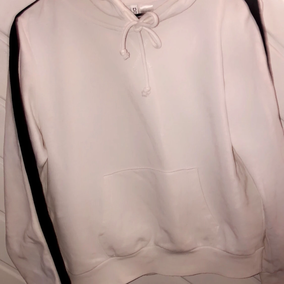 Hoodie med svart rand på ärmarna - 90