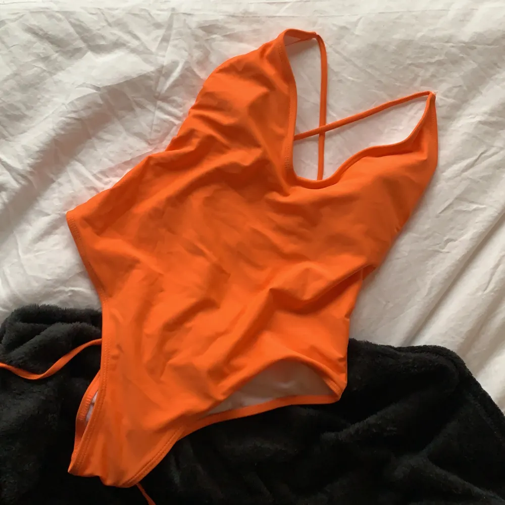 En superfin lysande orange bikini som tyvärr är för liten för mig. Är i storlek S men passar även XS. Endast provad. Nypris är 499 kr. Säljer för 240 kr+ frakt på 42 kr. Övrigt.