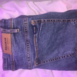 Pull&Bear superskinny jeans - Fina jeans från Pull&Bear i storlek 38. Köpte dem i england förra året☺️ Hålen på knäna är lite uttöjda men inget man tänker på när man har dem på sig🌸😸 Lägg bud eller köp direkt för 100kr🥰 Köparen står för frakten!