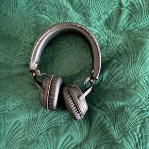 Marshall Bluetooth hörlurar  - I fint skick. Använda ett par gånger. Finns att hämta i Spånga alternativt att du står för frakten. 