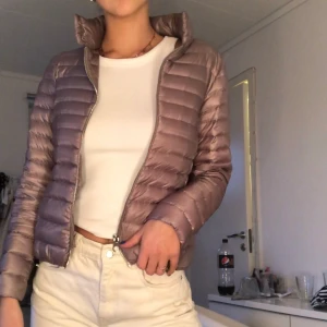 Beige dunjacka - Säljer den här fina dunjackan från Mango! 💗