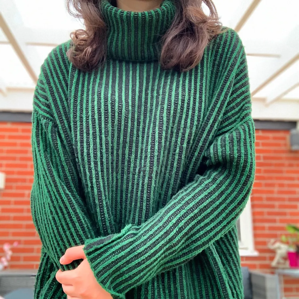 Supermysig grön stickad tröja med polokrage, perfekt till hösten och vintern! ✨❄️ Frakt 66 kr. Stickat.