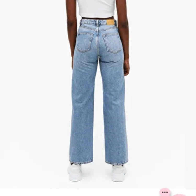 Monki wide jeans. Super fina och bra skick men förstora för mig. Aldrig använt bara provat. Dessa jeans är ganska långa i benen och väldigt små/tight i midjan. Frakt 66kr. Jeans & Byxor.