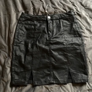 Missguided skinnkjol - Missguided skinnkjol i storlek 40, för stor för mig! Använd två gånger. Stretchigt material