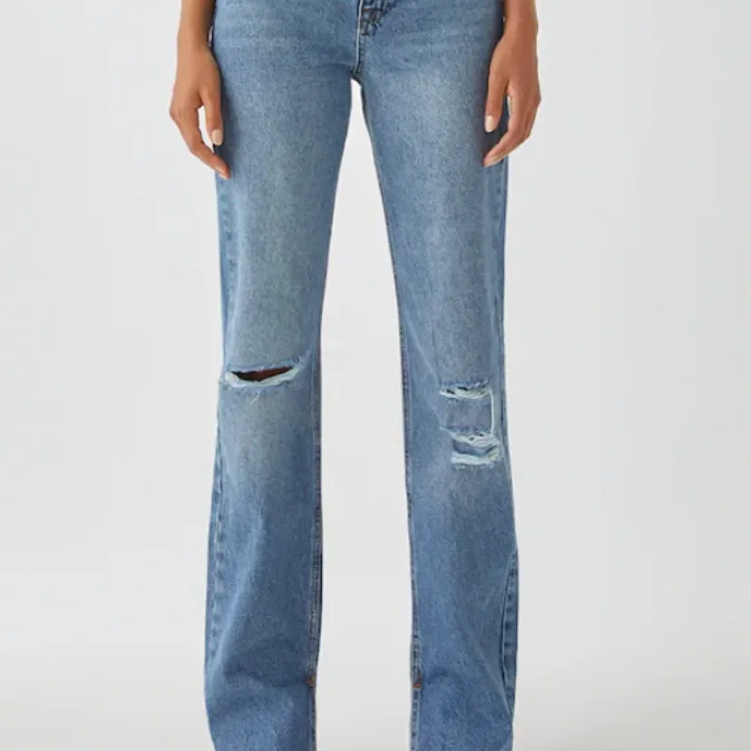 Säljer domhär supersnygga jeansen från pull&bear. Aldrig använda, bara testade. Säljer pga att jag köpte fel storlek. Har slits där nere💜💜💜. Jeans & Byxor.