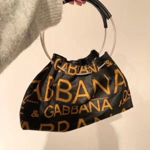 Dolce Gabbana väska - Säljer den a supercoola vintage väskan från D&G, vet ej om äkta men den är superfin! Buda från 100kr❤️