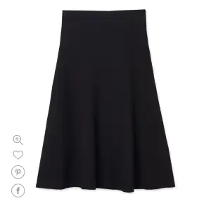 Super fin svart stickad kjol från märket: WERA. Helt ny & oanvänd. Säljs just nu på Åhléns för 499 kr. Mitt pris - 349 kr. 