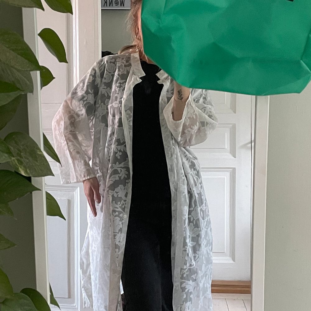 Somrig cardigan med blommigt mönster i storlek 2X (vet inte vad det innebär men skulle säga att det är en stor M) som jag fick av en vän när hon rensade sin garderob. Den har dock aldrig kommit till användning hos mig.. Tröjor & Koftor.