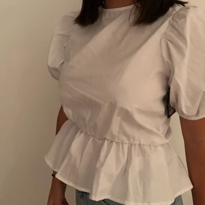 Nelly trend topp - Säljer denna helt oanvända topp från Nelly som fortfarande har prislappen kvar!❤️ tröjan är i storlek 34 men den passar en stor 32 men även en liten 36:a.❤️