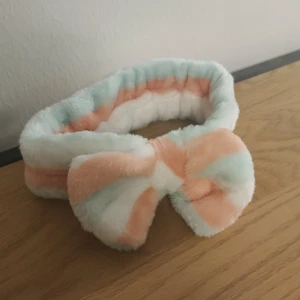 (NY!) Jättesött hårband med fin rosett  - Hårband med rosett, passar nog alla. Är ganska stretchy. Supermysigt material, fluffigt och underbart. Helt ny, aldrig använd.  Skickas i vanligt kuvert :) 