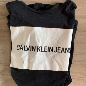 Calvin klein tröja  - En svart/vit Calvin Klein tröja i storlek S, märket är lite slitet därför säljer jag den billigt men inga större skador. 