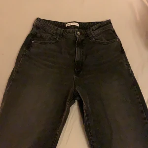 Zara svarta vida jeans - Snygga jeans från zara helt oanvända, långa och vida. Prislapp sitter kvar. 300kr inkl frakt