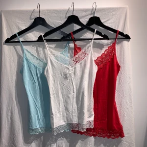 Linnen  - Trepack linnen från ginatricot. Blått och rött linne är i S och det vita är i M men man märken ingen större skillnad tycker jag. Det är i bra skick alla tre. Banden är tyvärr inte justerbara