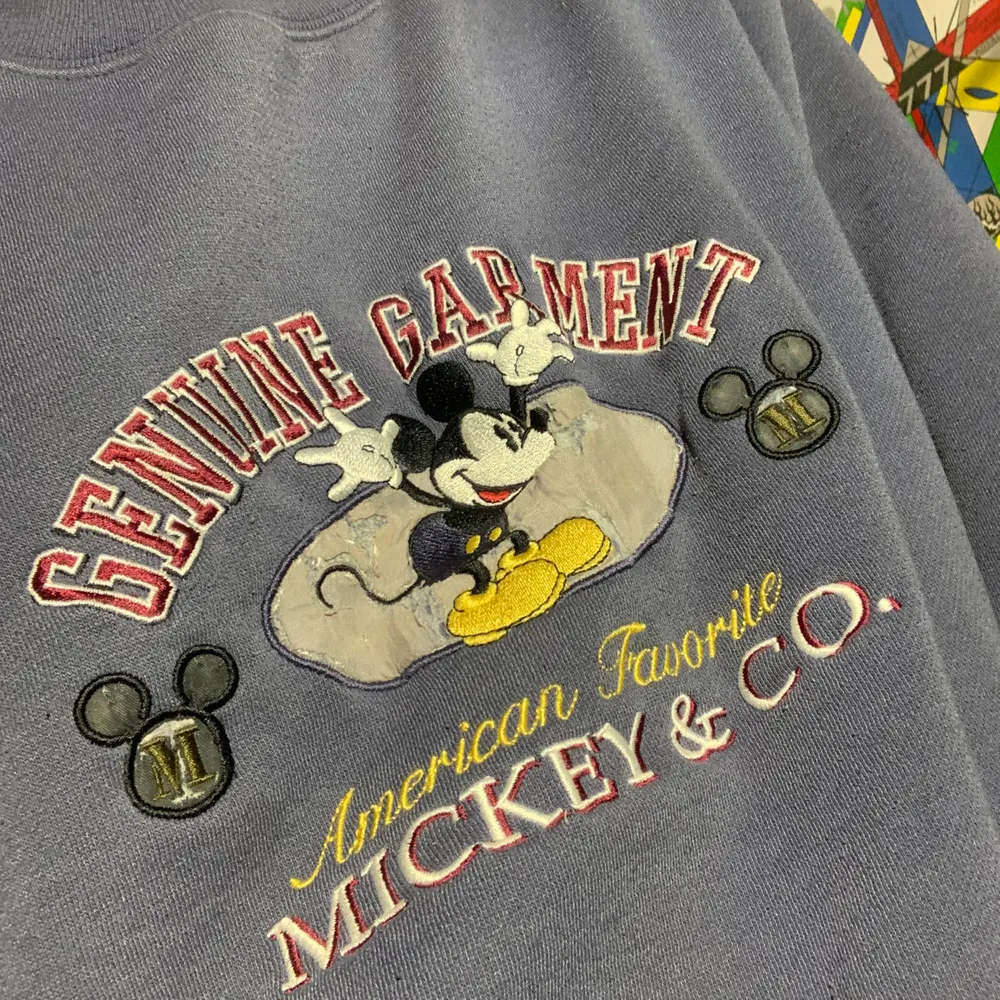 Mörkblå Mickey & Co vintage sweatshirt från 90-talet. Storlek enligt lappen är L, men den sitter mer som en S/M . Tröjor & Koftor.