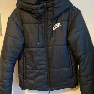 Nike fodrad vinterjacka i XS! - I superfint skick, Nike jacka i storlek XS i 100% polyester.